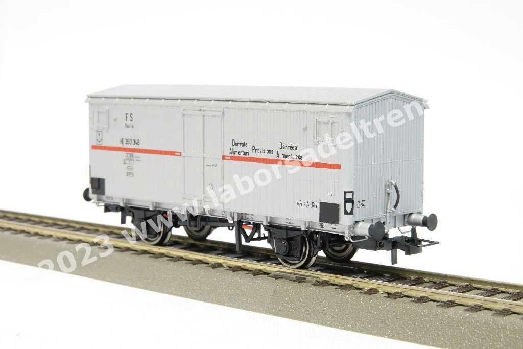 Set tre carri isotermici a due assi FS Italia tipo Hgb a sagoma Inglese (uno con garitta del frenatore), livrea inox con fascia rossa, epoca III
