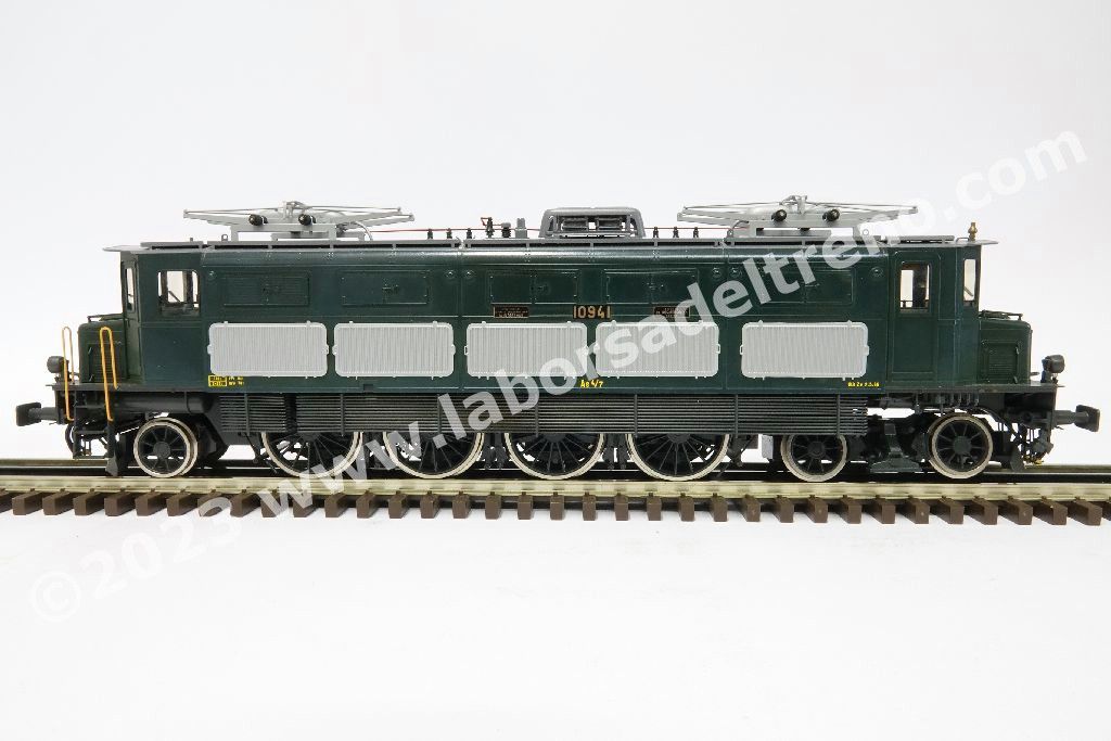 Locomotiva elettrica SBB Ae 4/7 10941 di 2° serie con avancorpi con griglie di areazione sperimentali, livrea verde, epoca III