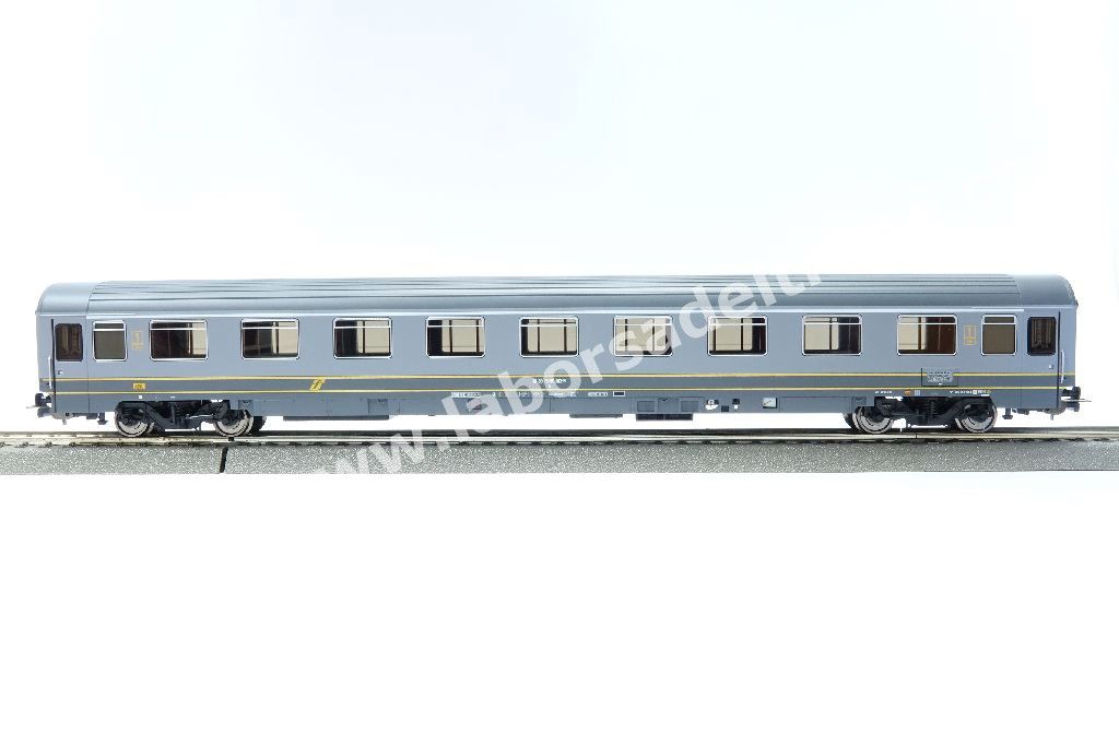 Set tre carrozze a scompartimenti FS tipo Eurofima, una 1° cl e due 2° cl., livrea bigrigio con filetti gialli, logo XMPR, epoca V
