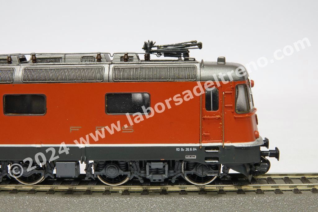 Locomotiva elettrica SBB Re 6/6 11674 'Murgenthal', fanali tondi, livrea rossa, epoca IV/V