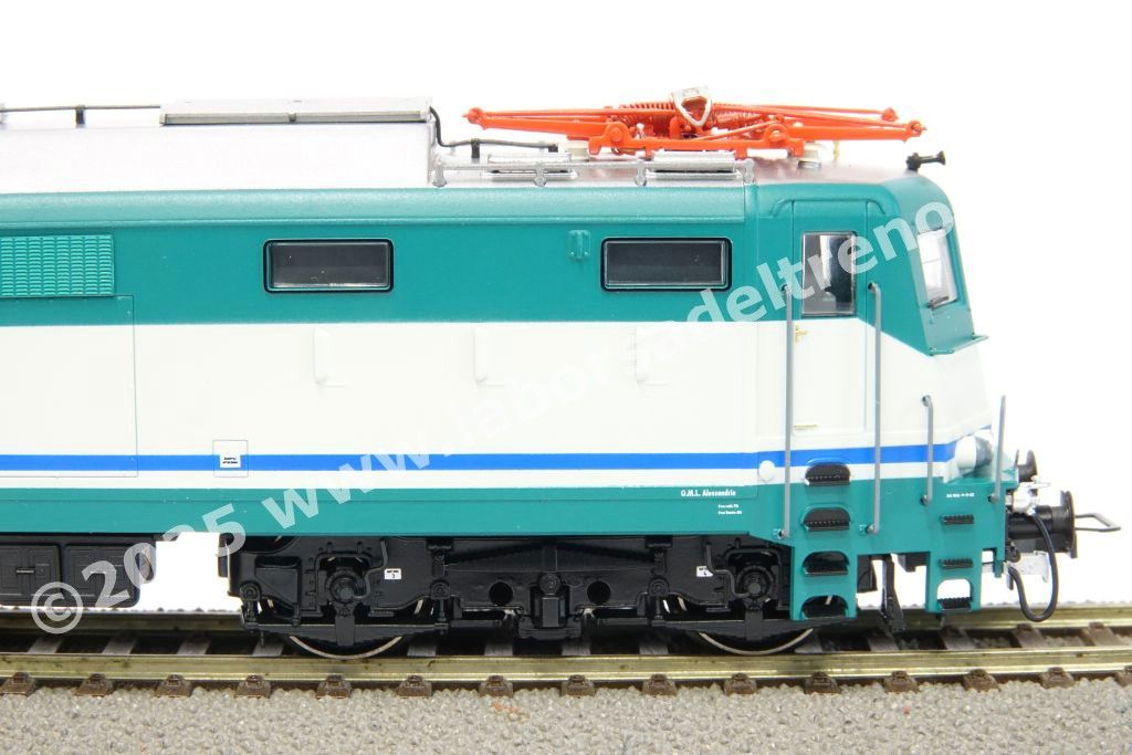 Loco elettrica E 424 257 delle FS per servizi navetta, livrea XMPR, logo Trenitalia, ep. V