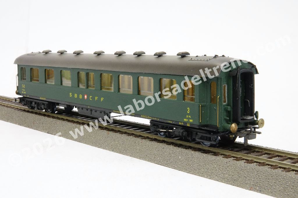 Carrozza a carrelli tipo Stahlwagen di 1a/2a/3a cl. SBB, livrea verde, logo a scudo, ep. III - Ill.ne interna con sistema CA
