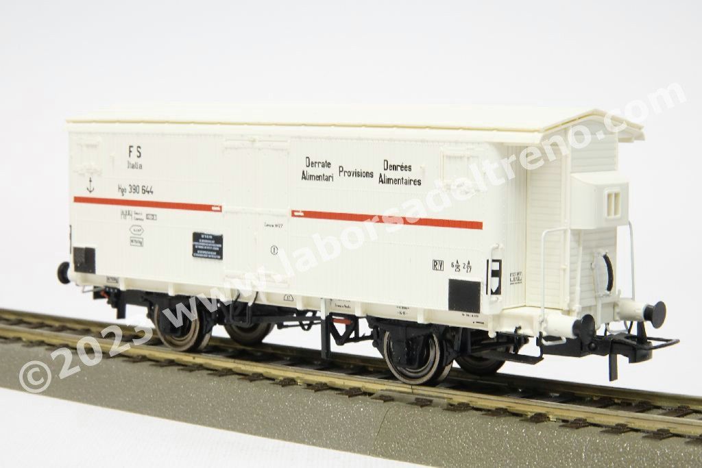 Set 3 carri refrigerati FS Italia tipo Hgb a sagoma Inglese, uno con garitta del frenatore, livrea bianca con fascia rossa, epoca III
