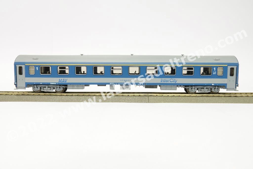 Set Intercity MAV, con una 1a cl. Apee, una 2a cl. Bpee e una ristorante tipo Bautzen, livrea IC, ep. V/VI