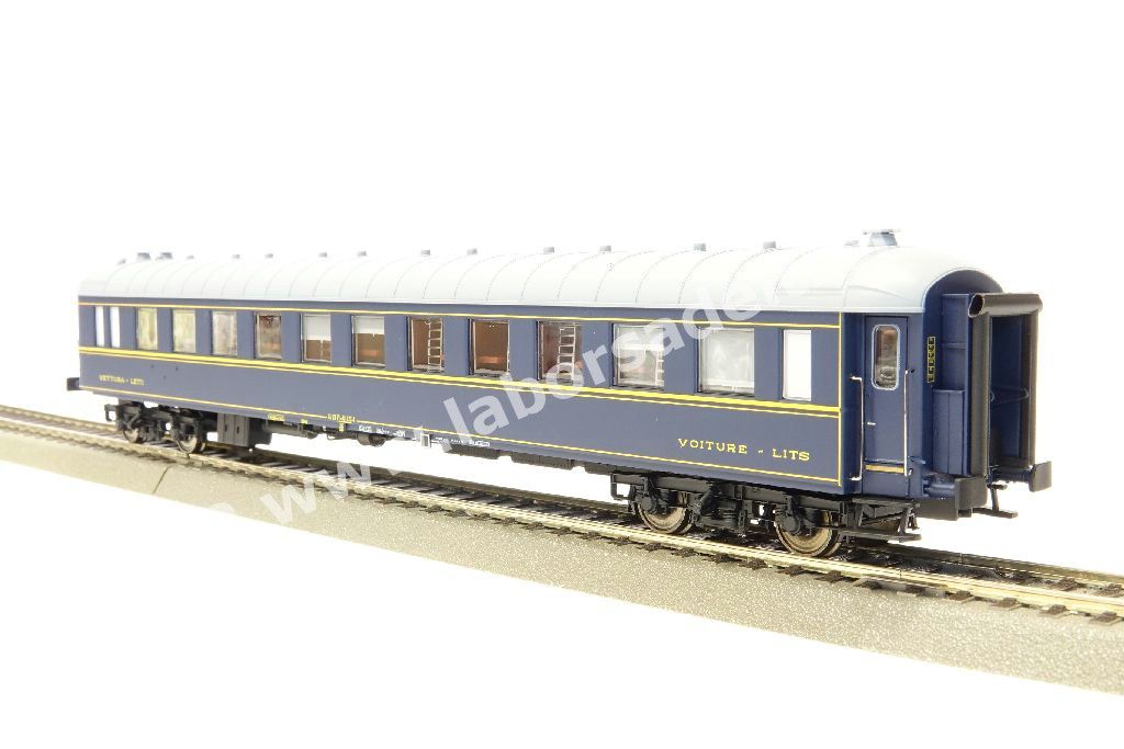 Carrozza letti FS tipo Ub, livrea blu con filetti gialli, senza logo CIWL, epoca IV