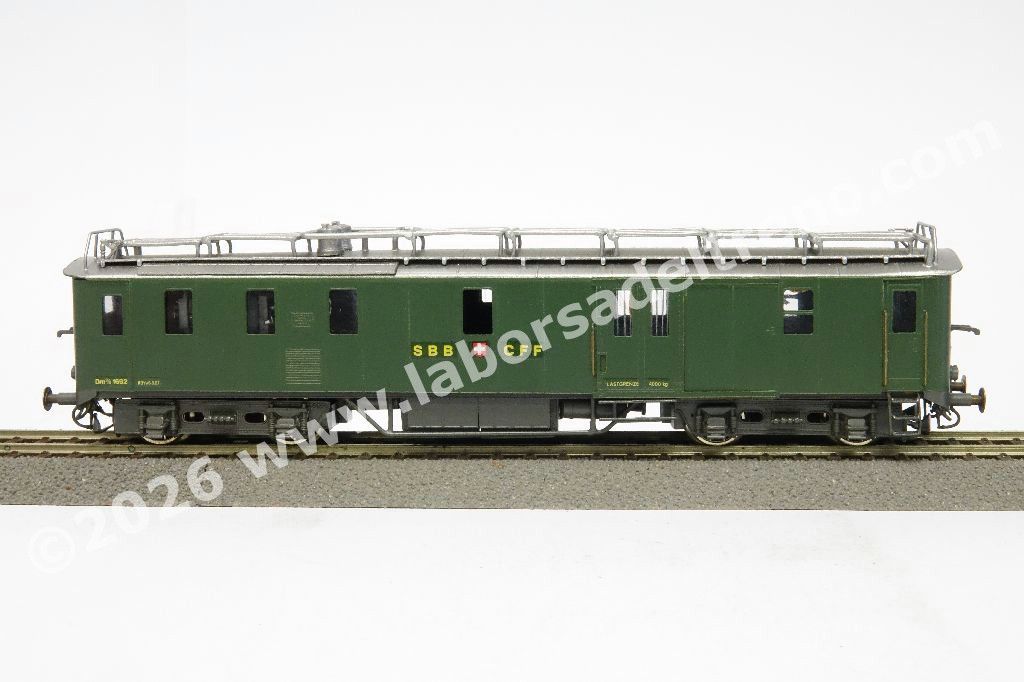 Automotrice diesel con comparto bagagli De 2/4 delle SBB, livrea verde con logo a scudo, ep. III
