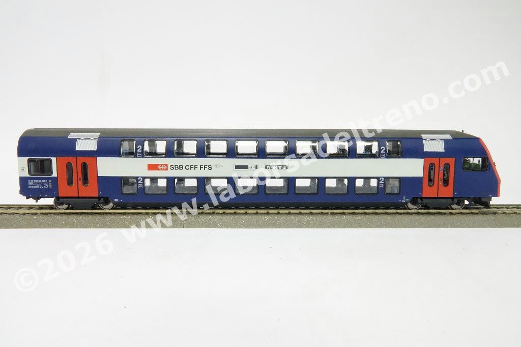 Set tre carrozze a due piani SBB S-Banh Zurich, due di 2° cl. di cui una pilota e una mista 1°/2° cl., livrea blu con porte rosse, epoca VI