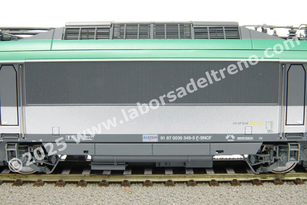 Locomotiva elettrica bitensione SNCF BB 436349 'Astride' per interoperabilità con Italia, livrea argento con fascia verde e fascia anti-infortunistica, epoca V/VI