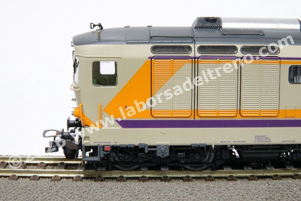 Locomotiva diesel FS D 445 di 3° Serie, livrea MDVC beige con fasce viola/arancio, epoca IV/V - MFX Digital Sound per sistemi AC