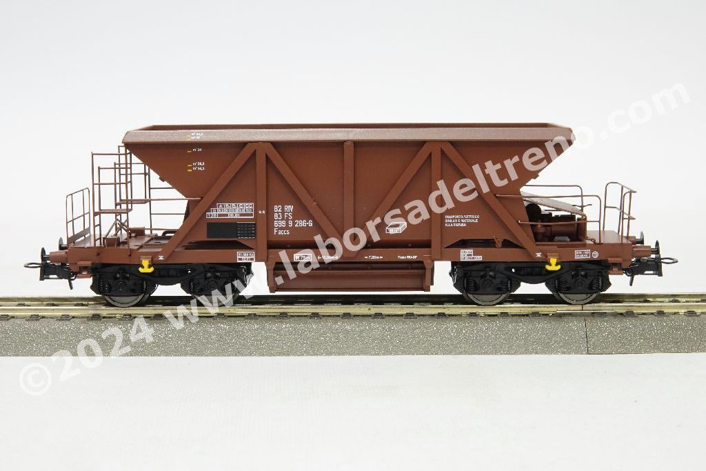 Coppia carri tramoggia a carrelli FS tipo Faccs per trasporto pietrisco, livrea rosso vagone, ep. IV