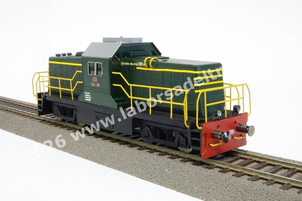 Loco diesel pesante da manovra D 143 3001 'Truman' delle FS livrea verde con fasce gialle, Dep. Milano, ep. III/IV - realizzazione in ottone con teca espositiva