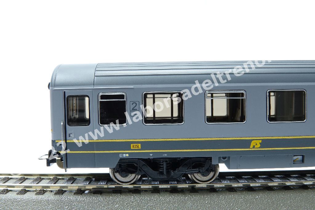 Set tre carrozze a scompartimenti FS tipo Eurofima, una 1° cl e due 2° cl., livrea bigrigio con filetti gialli, logo XMPR, epoca V