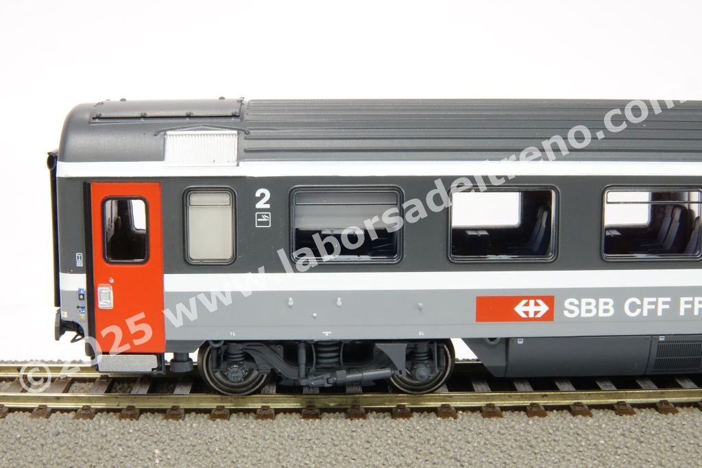Set 1 'EC Ticino' delle SBB composto da una panoramica, una prima tipo Eurofima e due seconde tipo EC, livrea bigrigio con porte rosse, epoca V