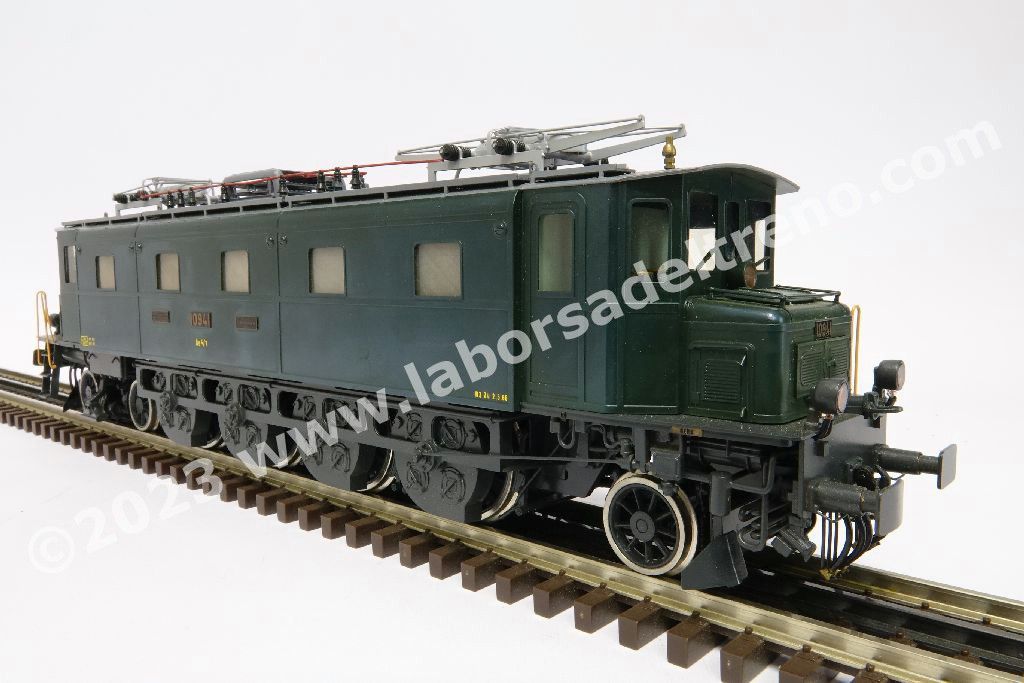 Locomotiva elettrica SBB Ae 4/7 10941 di 2° serie con avancorpi con griglie di areazione sperimentali, livrea verde, epoca III