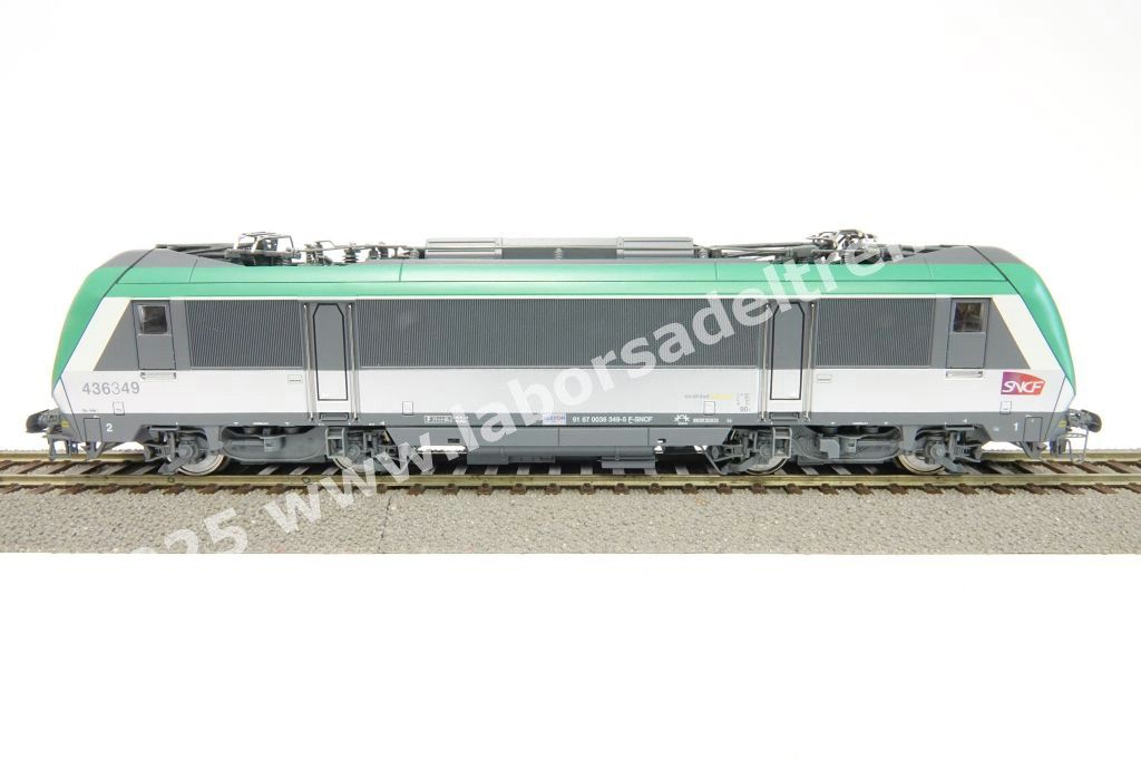 Locomotiva elettrica bitensione SNCF BB 436349 'Astride' per interoperabilità con Italia, livrea argento con fascia verde e fascia anti-infortunistica, epoca V/VI