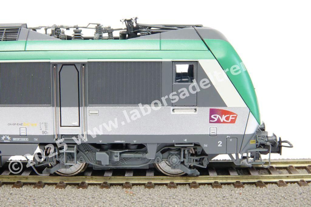 Locomotiva elettrica bitensione SNCF BB 436349 'Astride' per interoperabilità con Italia, livrea argento con fascia verde e fascia anti-infortunistica, epoca V/VI