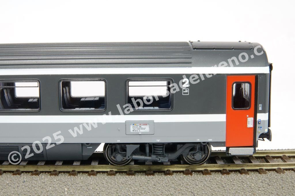 Set 1 'EC Ticino' delle SBB composto da una panoramica, una prima tipo Eurofima e due seconde tipo EC, livrea bigrigio con porte rosse, epoca V