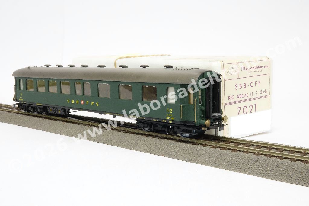Carrozza a carrelli tipo Stahlwagen di 1a/2a/3a cl. SBB, livrea verde, logo a scudo, ep. III - Ill.ne interna con sistema CA