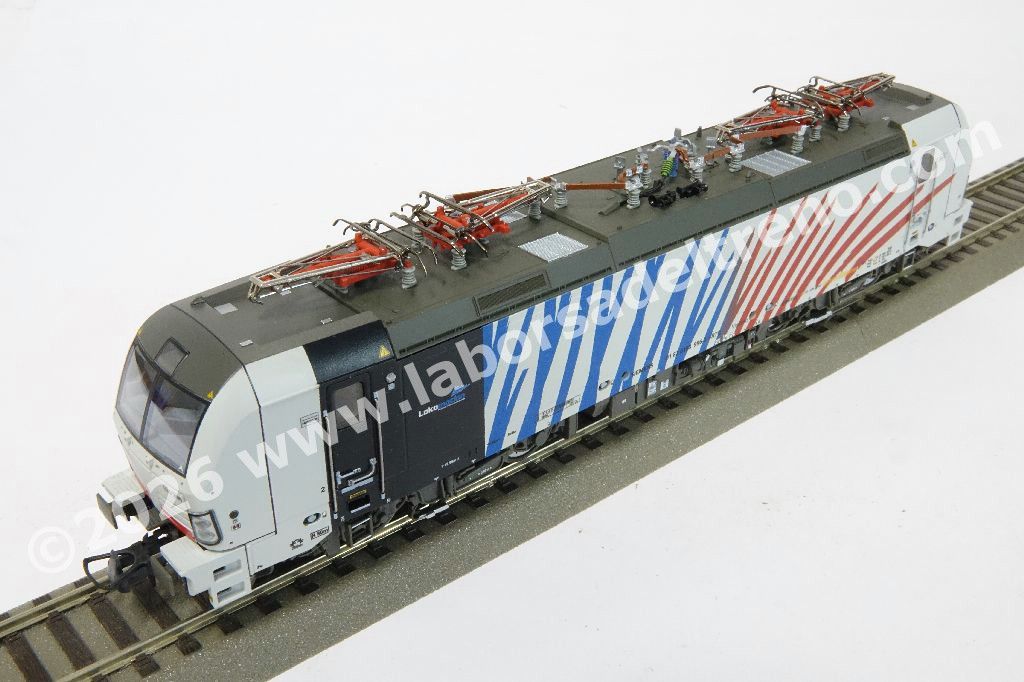 Locomotiva elettrica FS RTC (RailTractionCompany) Br 193 996, abilitata al servizio tra talia-Austria-Germania e molti paesi dell'este Europa, livrea Zebrata blu/rossa, logo RTC, epoca VI