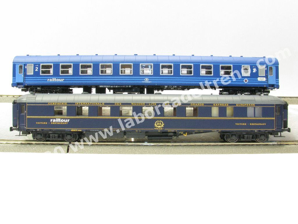 Set 3 'Freccia del Sole' Bruxelles-Riccione SNCB con due cuccette tipo I5 di 2° cl. una blu/azzurra e un verde, una mista 1°/2° cl. Tipo I4, e una carrozza CIWL ristorante, logo RAILTOUR bianca, epoca IV