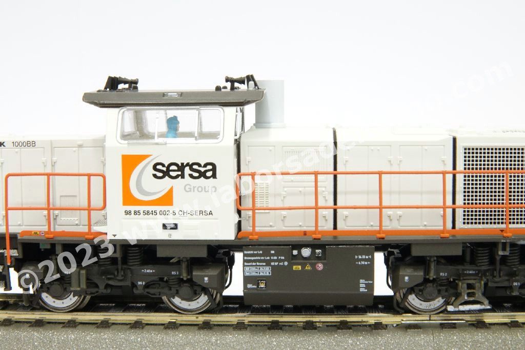 Locomotiva diesel SBB Sersa Am 845 002 (ex AM842) livrea bianca con mancorrenti arancioni, logo Sersa, epoca VI