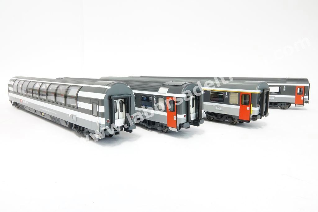 Set 1 'EC Ticino' delle SBB composto da una panoramica, una prima tipo Eurofima e due seconde tipo EC, livrea bigrigio con porte rosse, epoca V