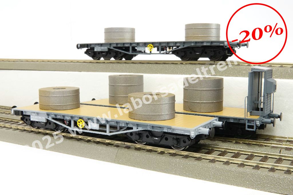 Set tre carri pianali a carrelli FS tipo R per trasporto rotoli di lamiere, uno con garitta, con carico di coils, livrea grigia, epoca IV