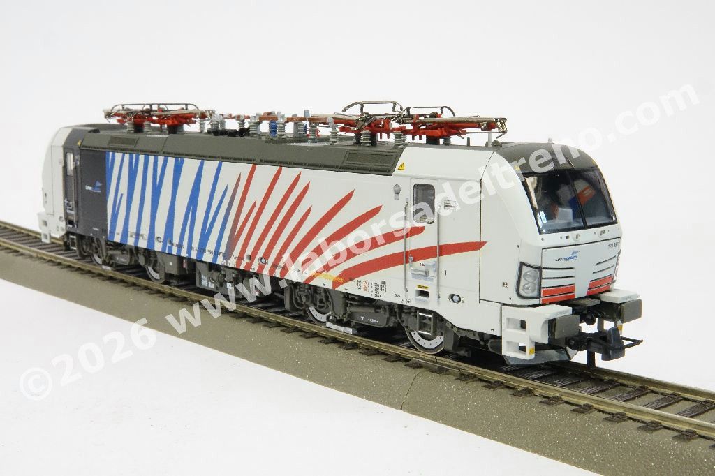 Locomotiva elettrica FS RTC (RailTractionCompany) Br 193 996, abilitata al servizio tra talia-Austria-Germania e molti paesi dell'este Europa, livrea Zebrata blu/rossa, logo RTC, epoca VI
