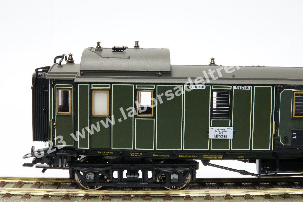 Convoglio 'Bavarian Express' delle K.Bay.Sts.B con vaporiera S 3/6 'Hochhaxige', tre carrozze di 3° cl., una mista di 1°/2° cl. E un bagagliaio in livrea crema/verde, epoca I - MFX Digital Sound