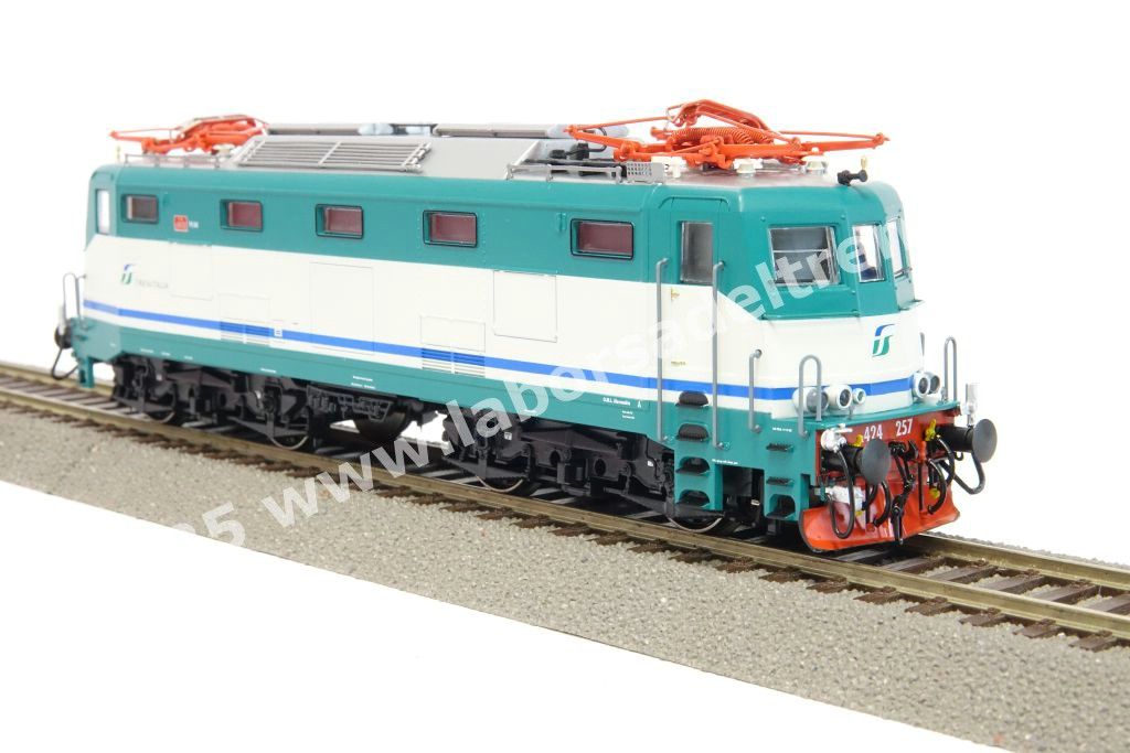 Loco elettrica E 424 257 delle FS per servizi navetta, livrea XMPR, logo Trenitalia, ep. V