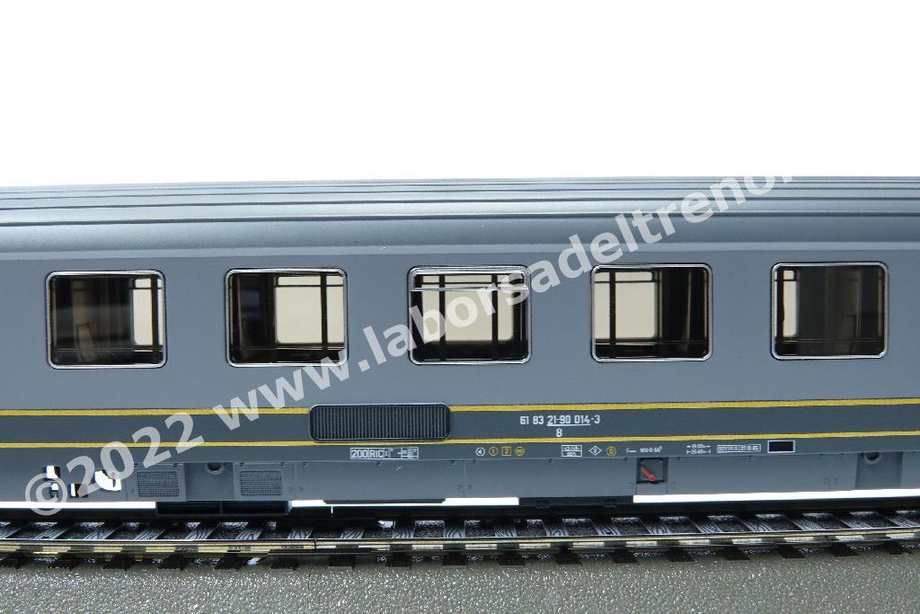 Set tre carrozze a scompartimenti FS tipo Eurofima, una 1° cl e due 2° cl., livrea bigrigio con filetti gialli, logo XMPR, epoca V