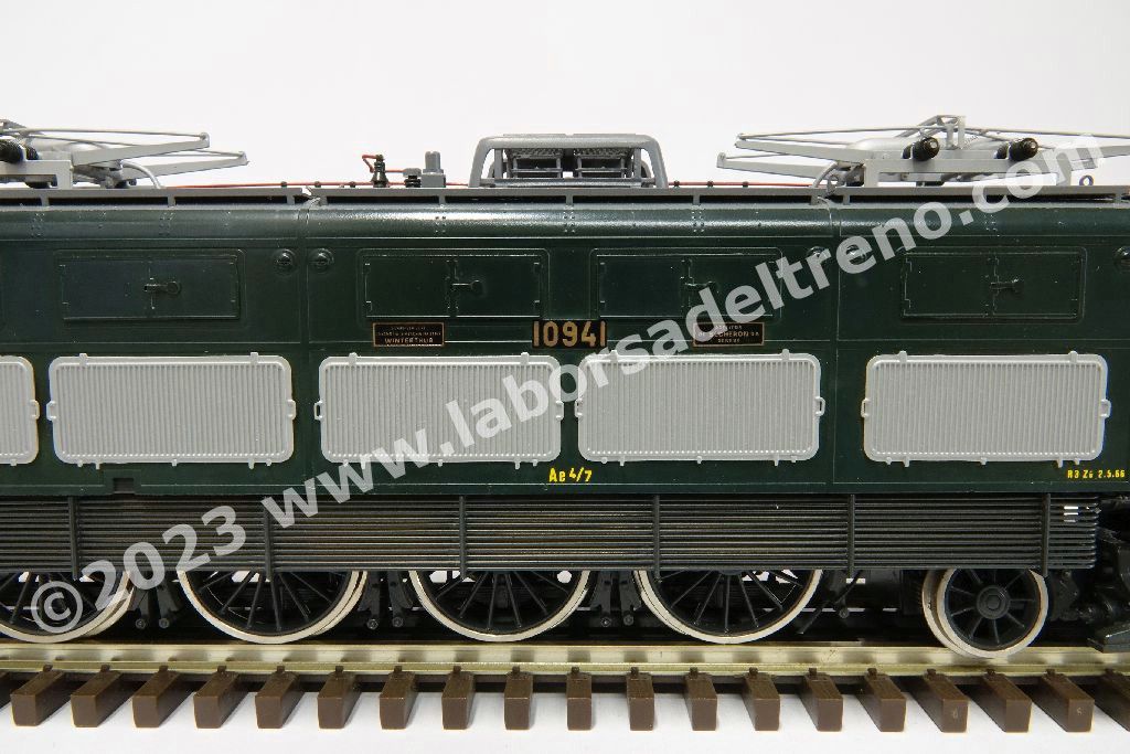 Locomotiva elettrica SBB Ae 4/7 10941 di 2° serie con avancorpi con griglie di areazione sperimentali, livrea verde, epoca III