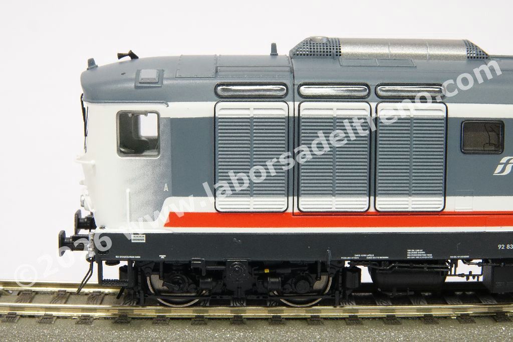 Locomotiva diesel FS Trenitalia D 445 1126 di 3° Serie, livrea Intercity Sun bianco/grigia con fascia rossa, logo Trenitalia, epocaVI
