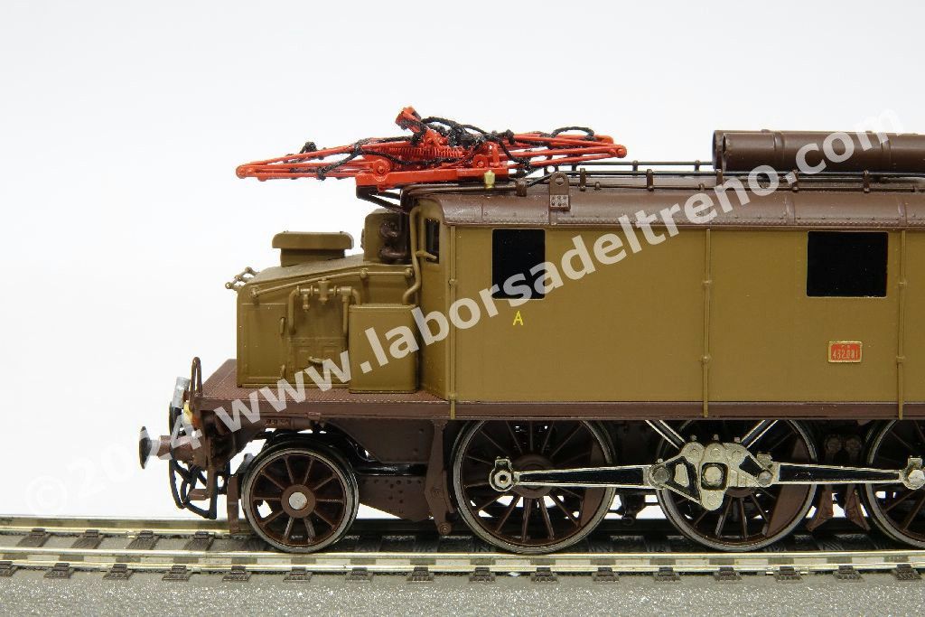 Locomotiva elettrica trifase FS E 432 001, livrea castano isabella, epoca III