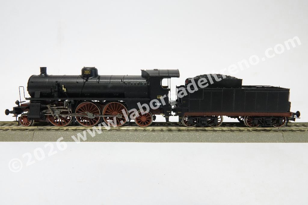 Locomotiva a vapore FS Gr 685 caldaia corta, fanali elettrici, tender a carrelli, epoca III