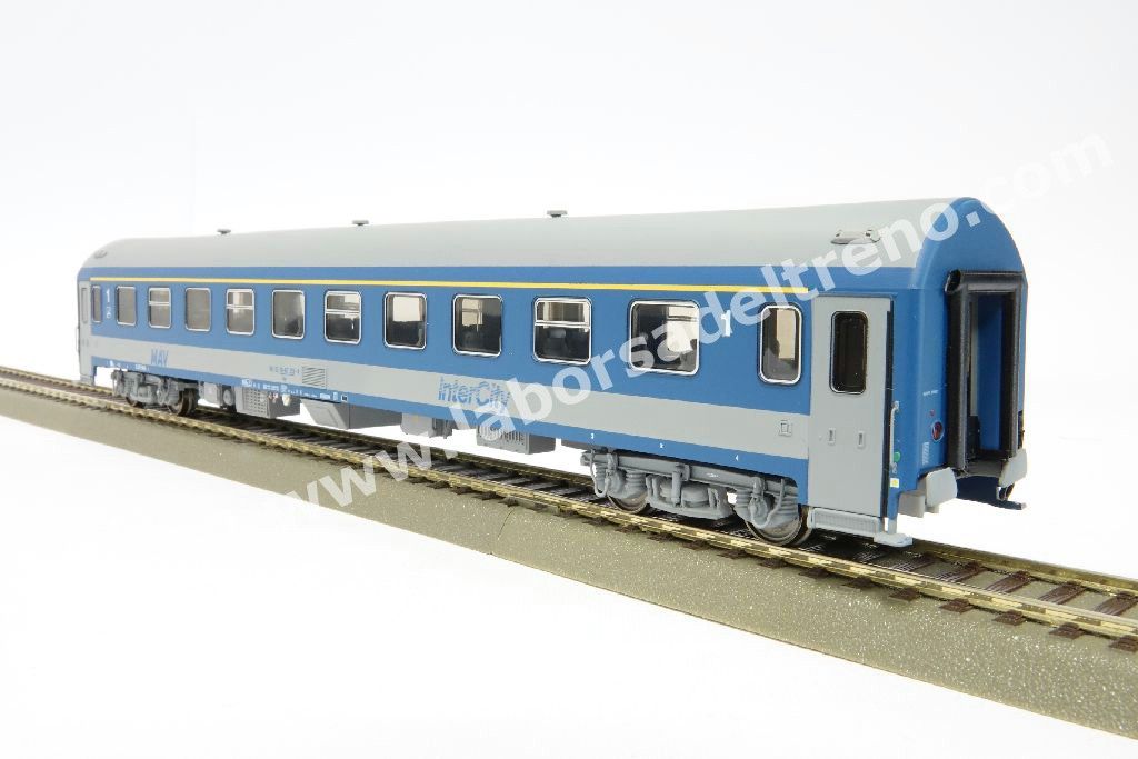 Set Intercity MAV, con una 1a cl. Apee, una 2a cl. Bpee e una ristorante tipo Bautzen, livrea IC, ep. V/VI