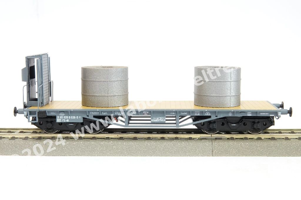 Set tre carri pianali a carrelli FS tipo R per trasporto rotoli di lamiere, uno con garitta, con carico di coils, livrea grigia, epoca IV