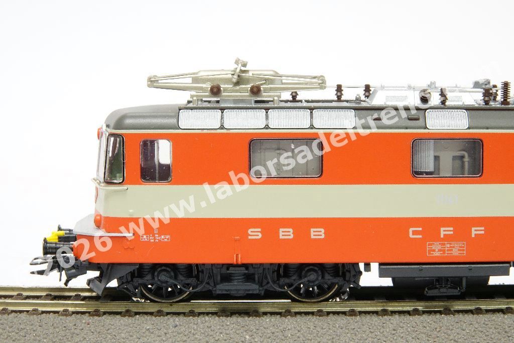 Locomotiva elettrica SBB Re 4/4 II 11141 monopantografo, pancone modificato con aggangio automatico, livrea Swiss Express arancio/crema, epoca IV - MFX Digital Sound