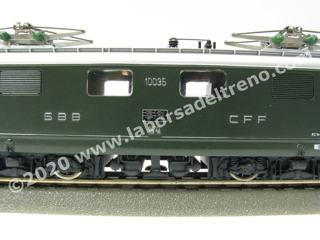 Locomotiva elettrica SBB Re 4/4 I di 2° serie con musi curvi per treni rapidi, livrea verde, epoca III/IV