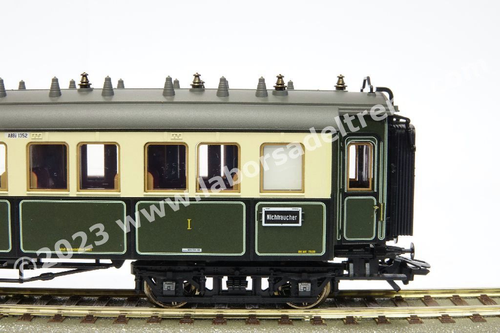 Convoglio 'Bavarian Express' delle K.Bay.Sts.B con vaporiera S 3/6 'Hochhaxige', tre carrozze di 3° cl., una mista di 1°/2° cl. E un bagagliaio in livrea crema/verde, epoca I - MFX Digital Sound
