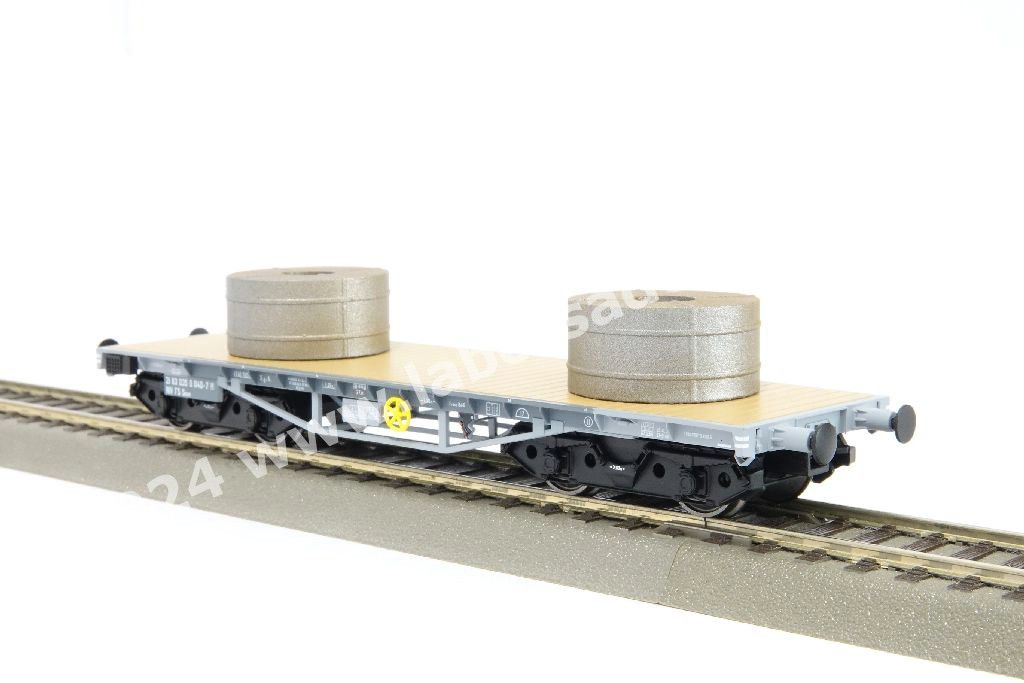 Set tre carri pianali a carrelli FS tipo R per trasporto rotoli di lamiere, uno con garitta, con carico di coils, livrea grigia, epoca IV