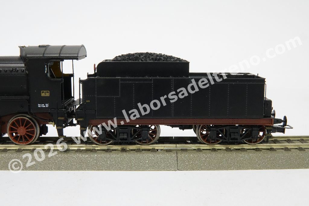 Locomotiva a vapore FS Gr 685 caldaia corta, fanali elettrici, tender a carrelli, epoca III