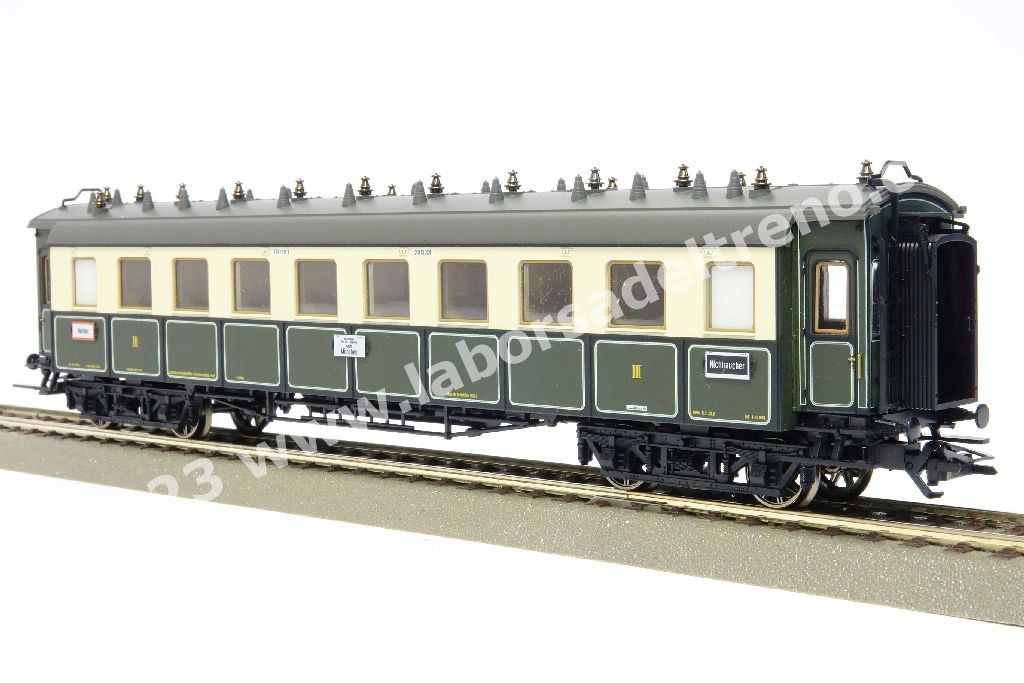 Convoglio 'Bavarian Express' delle K.Bay.Sts.B con vaporiera S 3/6 'Hochhaxige', tre carrozze di 3° cl., una mista di 1°/2° cl. E un bagagliaio in livrea crema/verde, epoca I - MFX Digital Sound