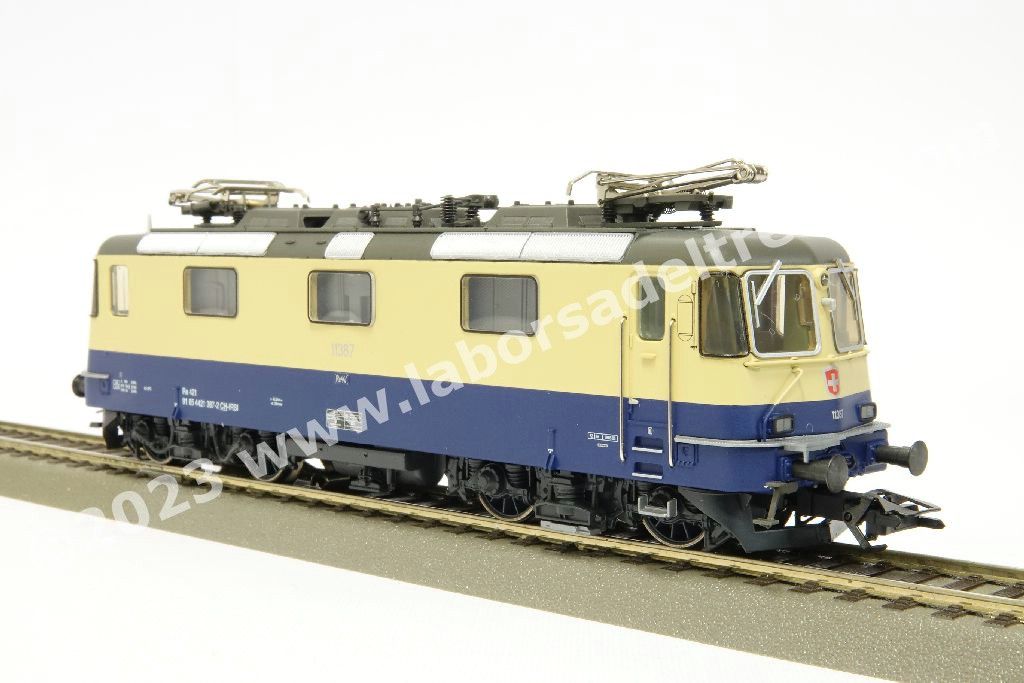 Coppia locomotive elettriche SBB IRSI 'International Rolling Stock Investment GmbH) Re 421 abilitate a circolare in Svizzera e Germania, una in livrea 'TEE' rosso/crema e una in livrea 'Rheingold' blu/crema, epoca VI - MFX Digital Sound