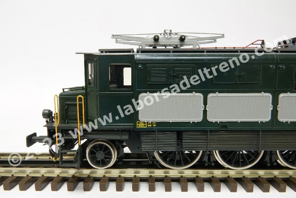 Locomotiva elettrica SBB Ae 4/7 10941 di 2° serie con avancorpi con griglie di areazione sperimentali, livrea verde, epoca III