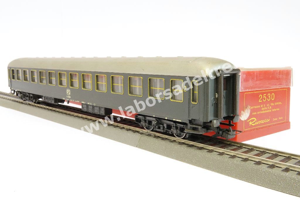 Carrozza passeggeri FS, tipo X Bz 25500, logo a televisore, livrea grigio ardesia, epoca III/IV