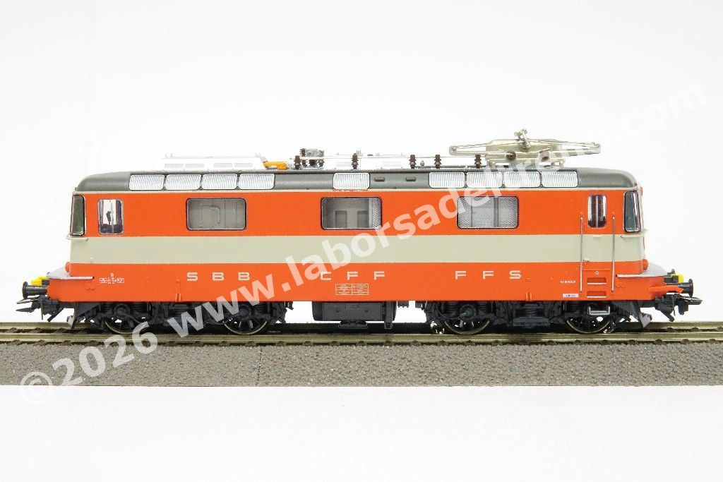 Locomotiva elettrica SBB Re 4/4 II 11141 monopantografo, pancone modificato con aggangio automatico, livrea Swiss Express arancio/crema, epoca IV - MFX Digital Sound