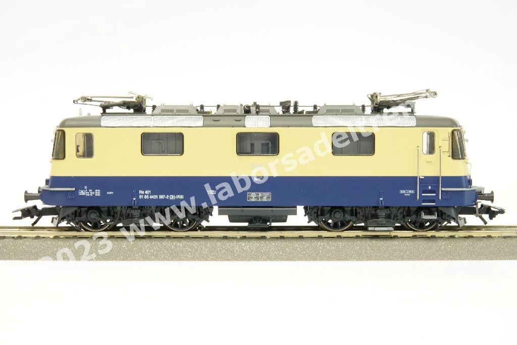 Coppia locomotive elettriche SBB IRSI 'International Rolling Stock Investment GmbH) Re 421 abilitate a circolare in Svizzera e Germania, una in livrea 'TEE' rosso/crema e una in livrea 'Rheingold' blu/crema, epoca VI - MFX Digital Sound