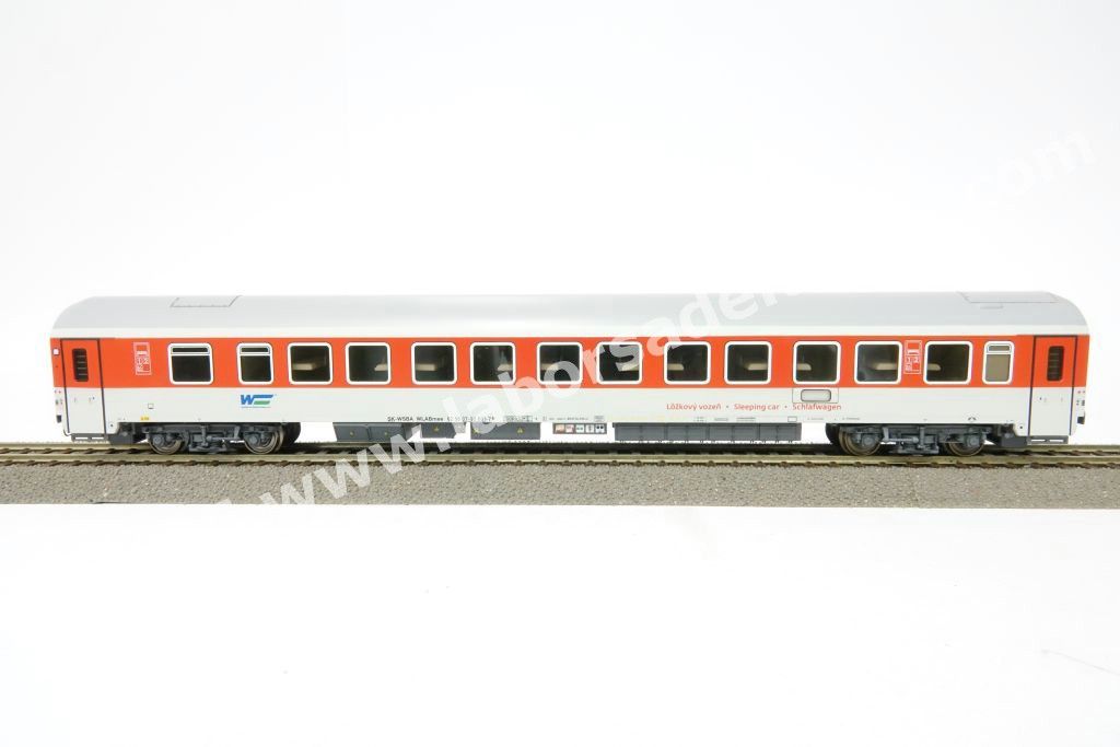 Carrozza letti tipo WLABmee della compagnia slovacca Wagon Service, livrea rosso/grigio, ep. VI