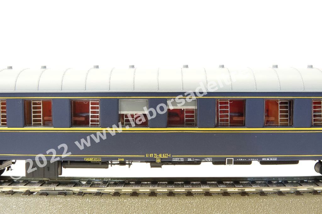 Carrozza letti FS tipo Ub, livrea blu con filetti gialli, senza logo CIWL, epoca IV